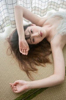 宝贝对着摄像头自己做